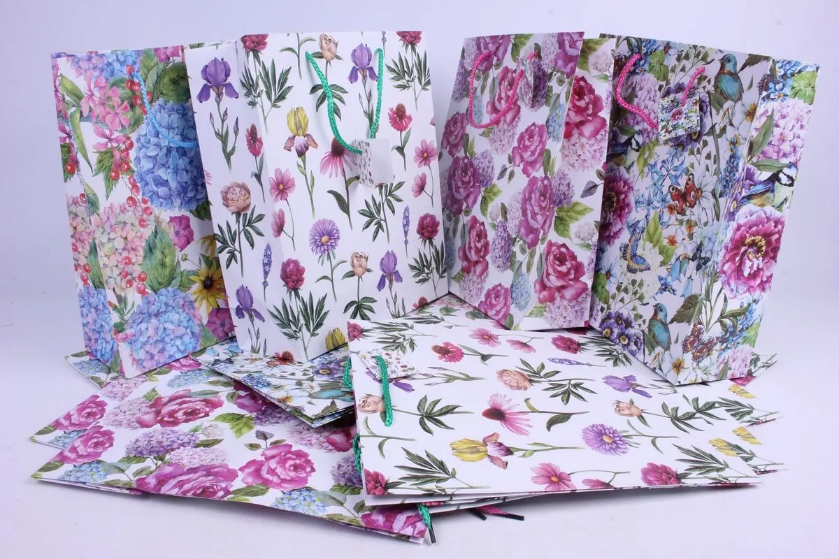 картинка Сумка подарочная матовая Цветы, 18х23х10см ; Китай от магазина Флоранж