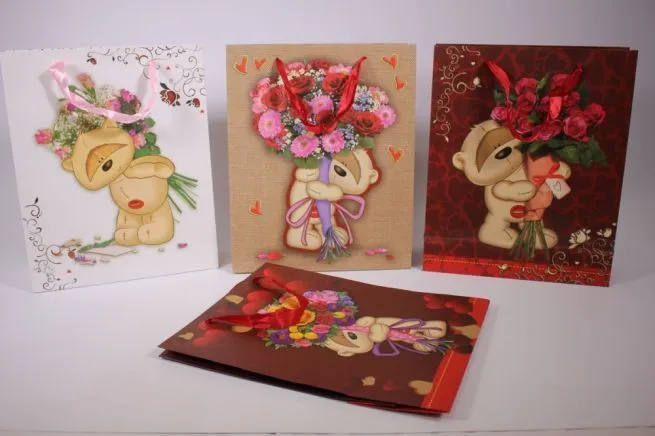 картинка Сумка подарочная люкс Мишки с букетом 29L 26х32х10см ; Китай от магазина Флоранж