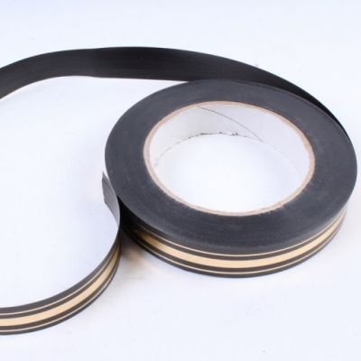 Лента пластик с золотой полоской, 2смх45м; Россия