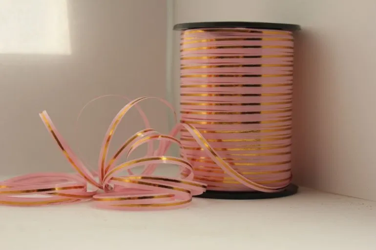 Лента в бобине пластик с золотой полоской, 5ммх225м; Россия