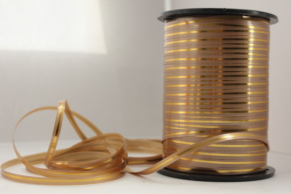 картинка Лента в бобине пластик с золотой полоской, 5ммх225м; Россия от магазина Флоранж